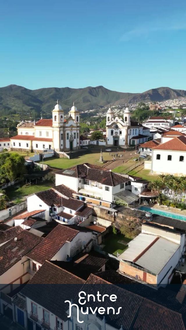 Praça Minas Gerais vertical i — vídeo aéreo de Mariana