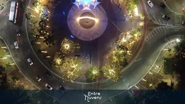 Praça Portugal iluminada vista do alto à noite