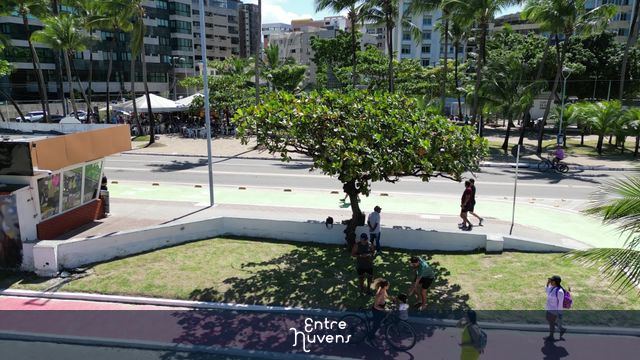 Praça sombreada com ciclovia à beira-mar — vídeo aéreo de Maceió