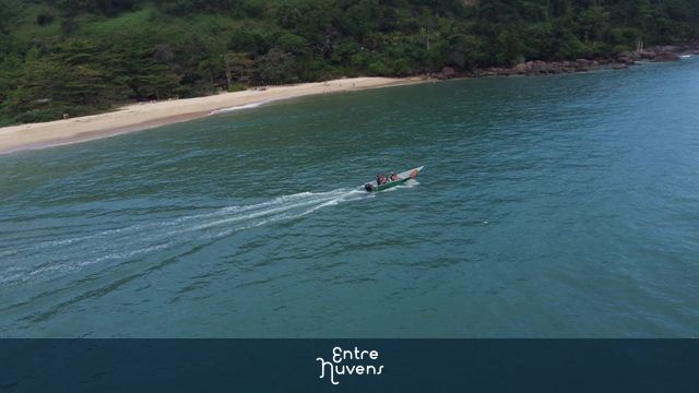 Praia, barco, ilha — vídeo aéreo de São Paulo