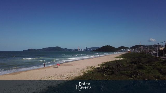 Praia Brava - Itajaí - pouca gente -restinga e mar