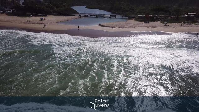 Praia BRAVA - ondas e lagoa - Itajaí, Santa Catarina, Brasil