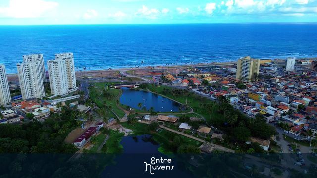 Praia com parque e lago no litoral urbano