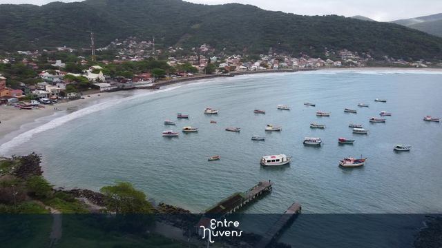 Praia da Armação e Ponta da Campanha — vídeo aéreo de Florianópolis
