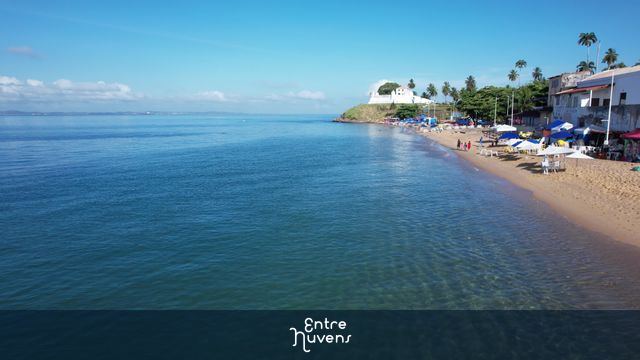Praia da Boa Viagem com o Forte de Mont Serrat e a Ponta do Humaitá em uma única imagem