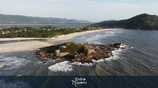 Praia da Ferrugem — vídeo aéreo de Garopaba