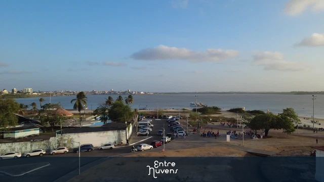 Praia da Península movimentada ao entardecer