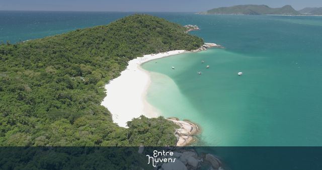 Praia de areias brancas e águas cristalinas, paraíso!