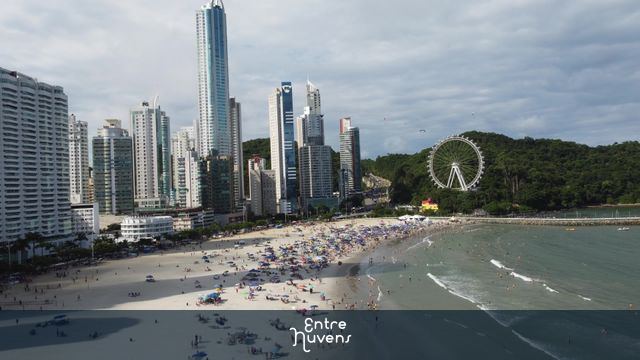 Praia de Balneario Camboriú e Roda Gigante — vídeo aéreo de Balneário Camboriú