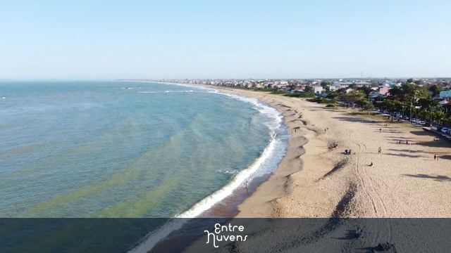 Praia de Barra de São João  — vídeo aéreo de Rio das Ostras