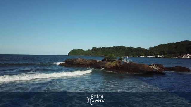 Praia de Cabeçudas - Pedra do meio, com navio ao fundo - Itajaí, Santa Catarina, Brasil