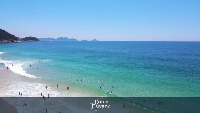 Praia de Copacabana com água cristalina