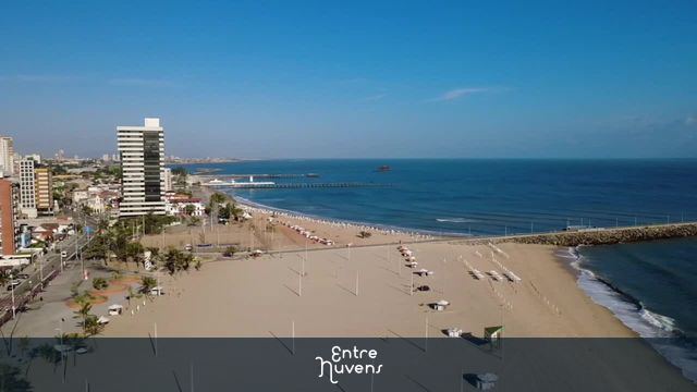 Praia de Iracema  com arranha-céus e calçadão — vídeo aéreo de Fortaleza