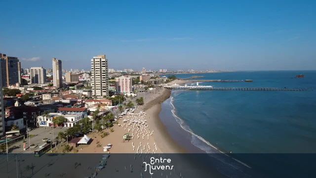 Praia de Iracema  com calçadão e pier ao fundo — vídeo aéreo de Fortaleza