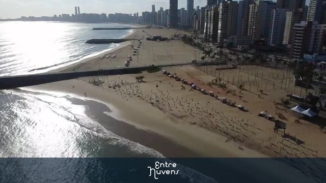 Praia de Iracema com prédios à beira-mar — vídeo aéreo de Fortaleza