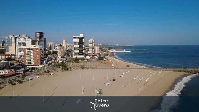 Praia de Iracema com prédios à beira-mar — vídeo aéreo de Fortaleza