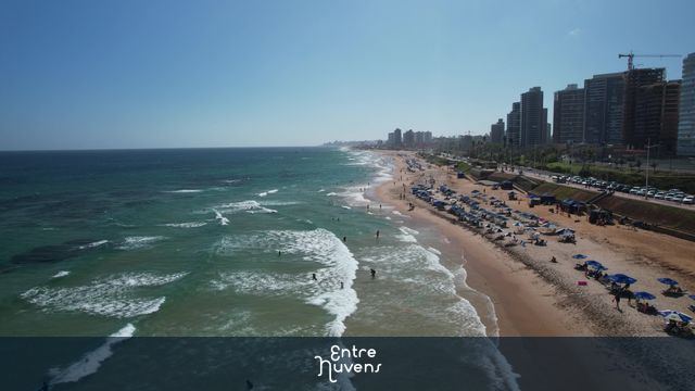 Praia de Jaguaribe e a nova orla — vídeo aéreo de Salvador