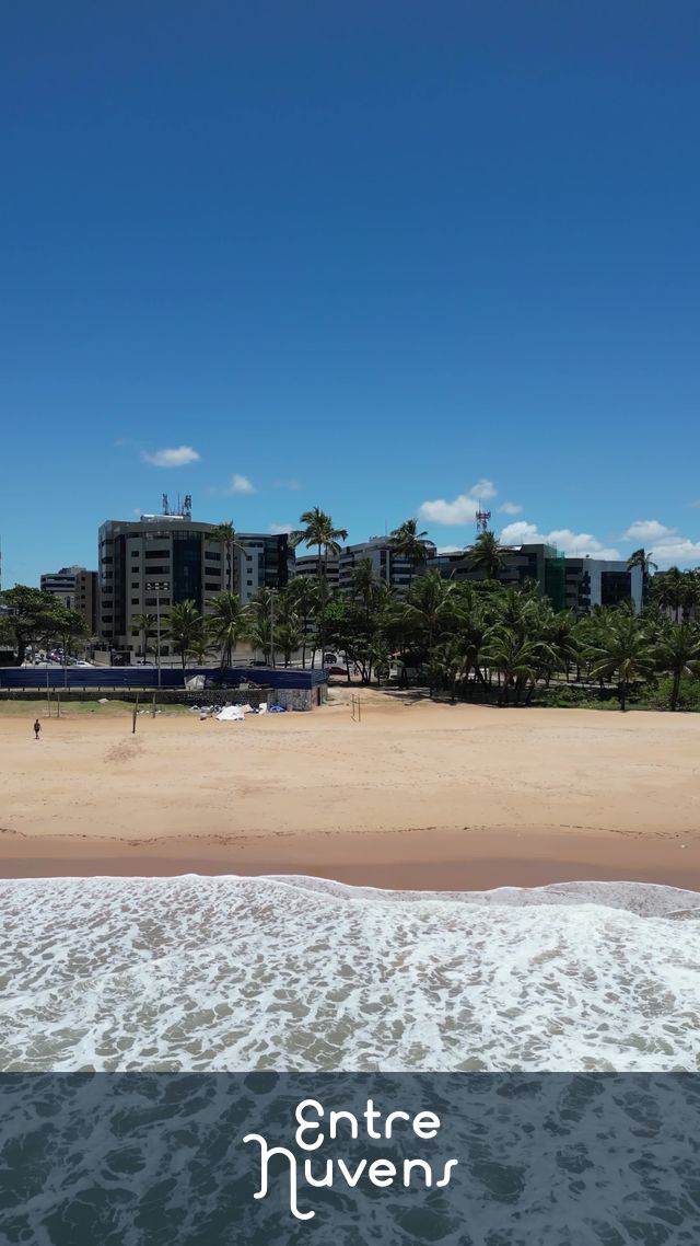 Praia de JATIUCA com ondas e prédios ao fundo — vídeo aéreo de Maceió