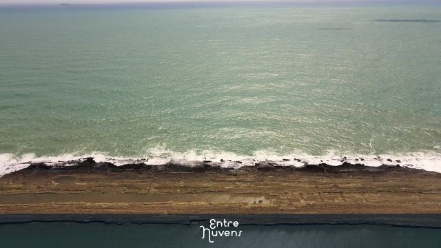 Praia de Muro Alto - Pernambuco - Costão Rochoso na Linha do Horizonte  — vídeo aéreo de Ipojuca