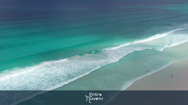 Praia Deserta com Mar Turquesa — vídeo aéreo de Cabo Frio