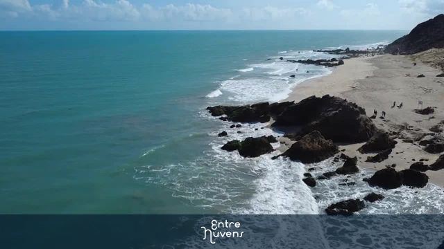 Praia deserta com rochas à beira-mar — vídeo aéreo de Jijoca de Jericoacoara