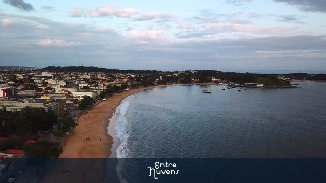 Praia do bosque em Rio das Ostras-RJ em dia nublado e com  poucas pessoas