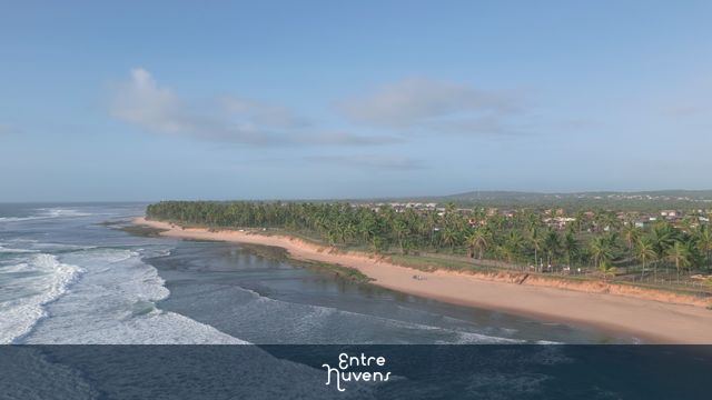 Praia do Forte na Bahia com Surfistas caminhando na areia