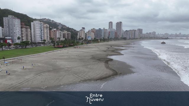 Praia do itararé dia nublado — vídeo aéreo de São Vicente