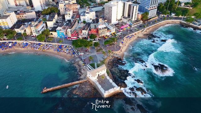 Praia do Porto da Barra — vídeo aéreo de Salvador