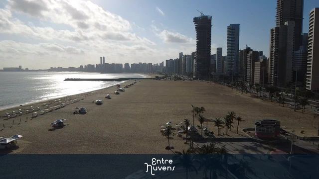 Praia e Arranha-Céus na Orla de Fortaleza 
