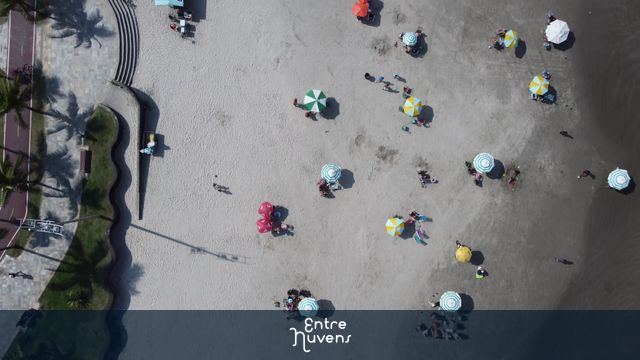 Praia Grande - areia e guarda-sol