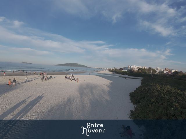 Praia movimentada sob céu azul amplo