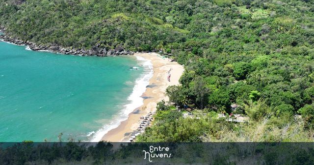 Praia Revelada por detrás das montanhas