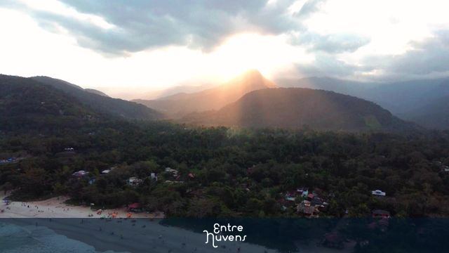 Praia Ubatuba itamambuca  — vídeo aéreo de São Paulo