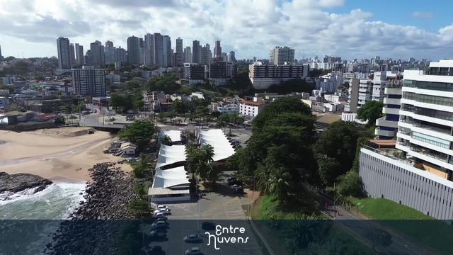 Praia Urbana com Arranha-céus ao Fundo