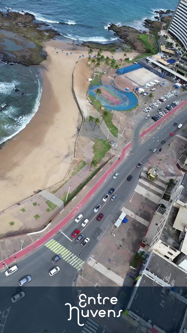 Praia urbana com quadra e avenida à beira-mar