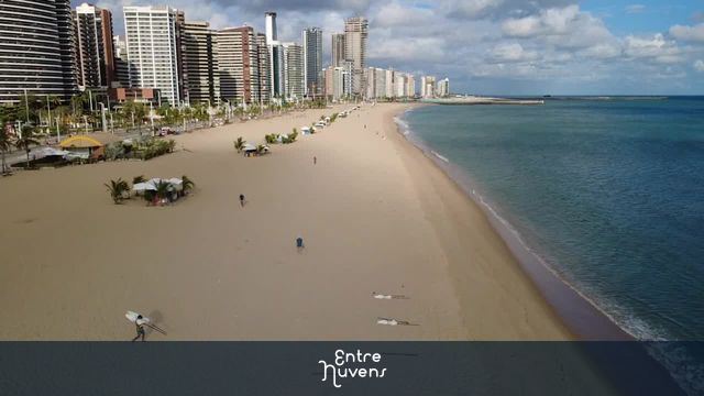 Praia urbana e arranha-céus à beira-mar de Fortaleza.-ce 