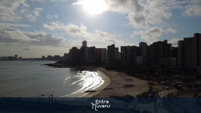 Praia urbana iluminada pelo sol nascente  — vídeo aéreo de Fortaleza