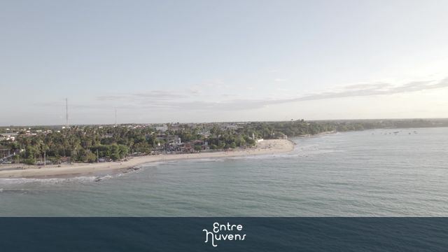 Praia urbana rodeada por coqueiros e mar — vídeo aéreo de Paracuru