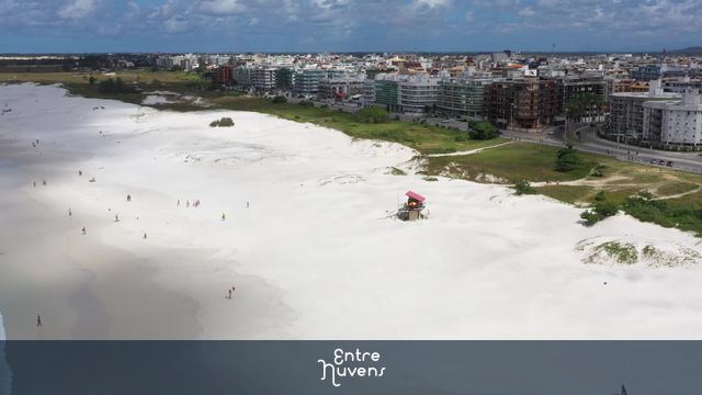 Praia vazia com areia branca — vídeo aéreo de Cabo Frio