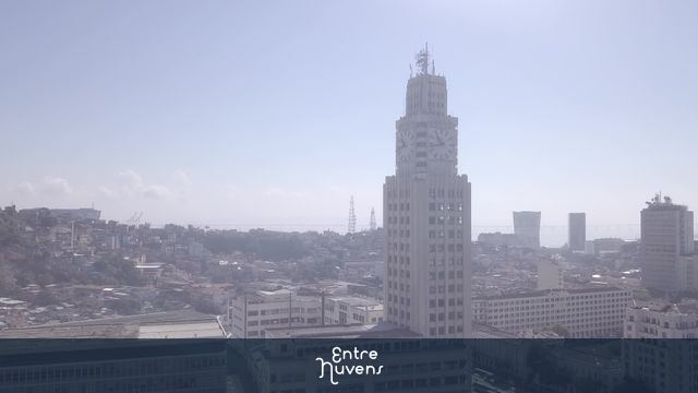 Prédio do Relógio da Central do Brasil no centro do Rio de Janeiro com Zona Portuária ao fundo