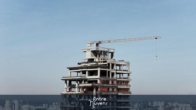 Prédio em construção com grua no topo