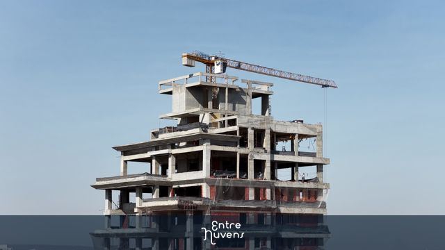 Prédio em construção com guindaste ao topo