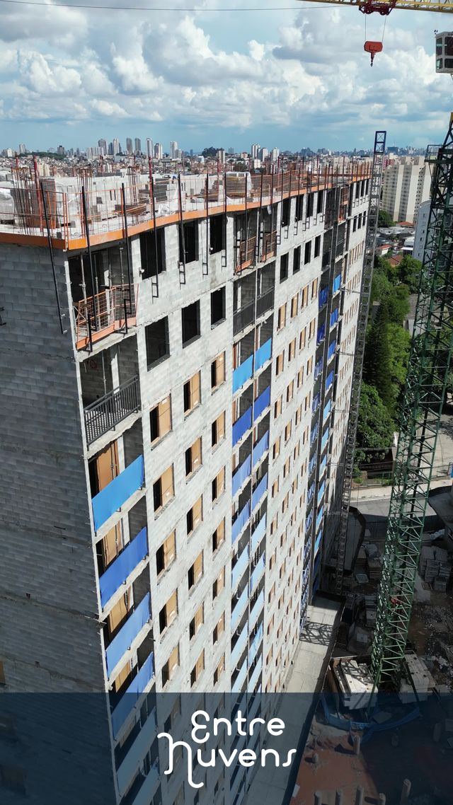 Prédio em construção domina o horizonte urbano — vídeo aéreo de São Paulo