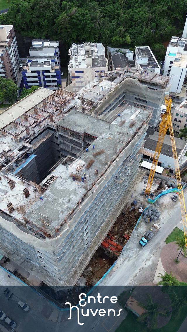 Prédio em construção no centro urbano — vídeo aéreo de Salvador