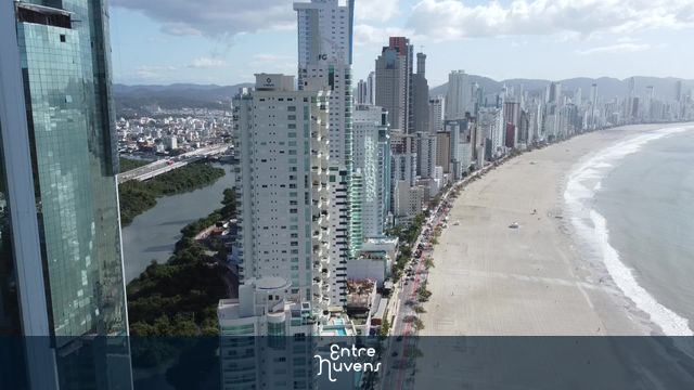 PRÉDIO FG EM BALNEARIO CAMBORIU, COM A ORLA DA PRAIA — vídeo aéreo de Balneário Camboriú
