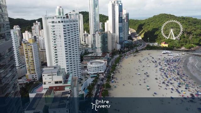 Prédios Balneario Camboriu e Roda Gigante — vídeo aéreo de Balneário Camboriú