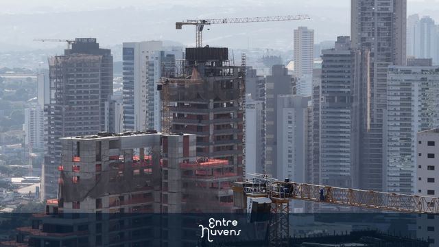 Prédios em construção no centro urbano