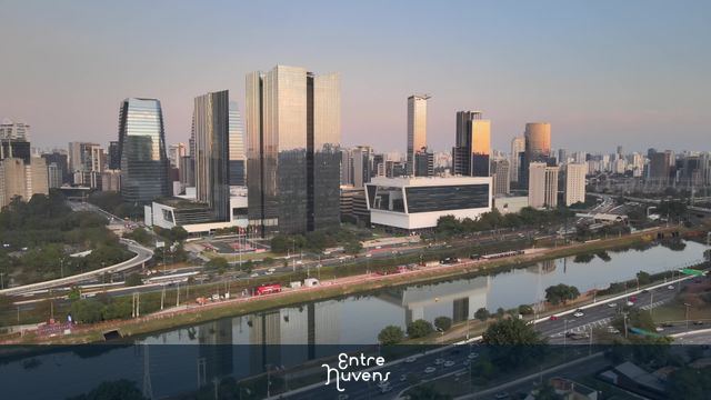 Prédios modernos refletidos no Rio Pinheiros — vídeo aéreo de São Paulo