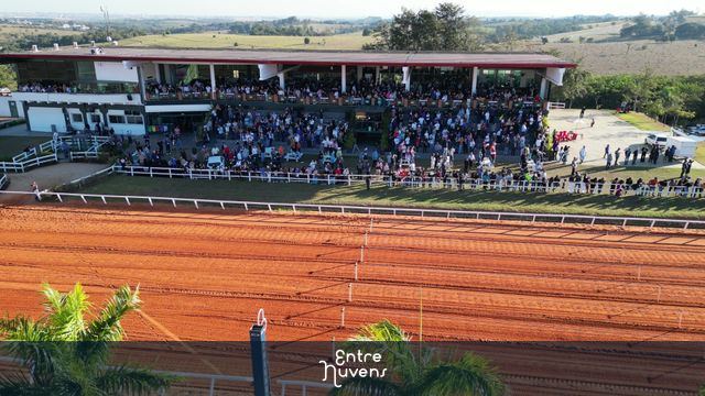Público reunido em grande evento no hipódromo